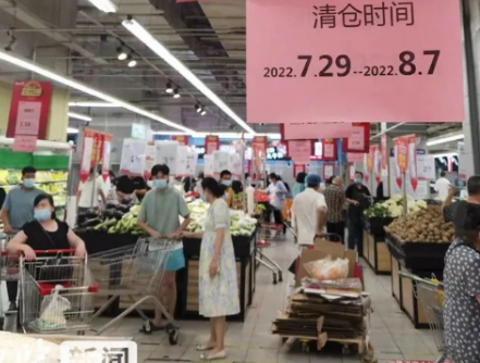 石家莊兩大知名連鎖超市撤店，店員用液壓搬運車搬運貨柜